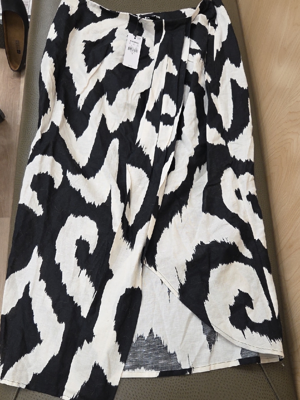 NWT- Express Black and White Abstract Print Skirt